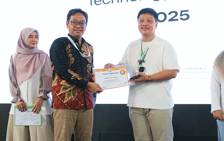 Penerima Excellence Award SMPN 1 Lamongan
